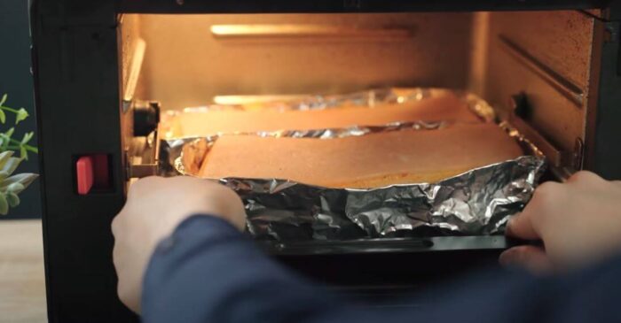 cho thịt vào lò nướng