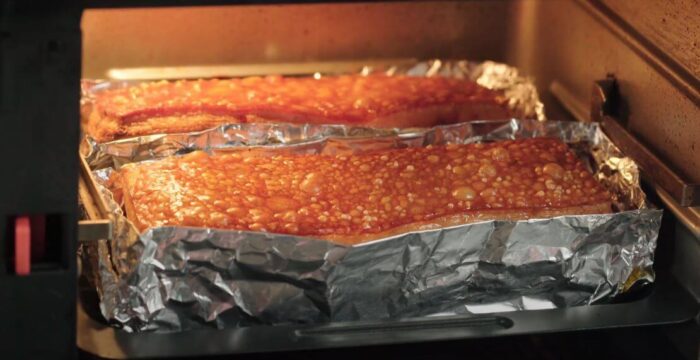 heo quay trong lò nướng